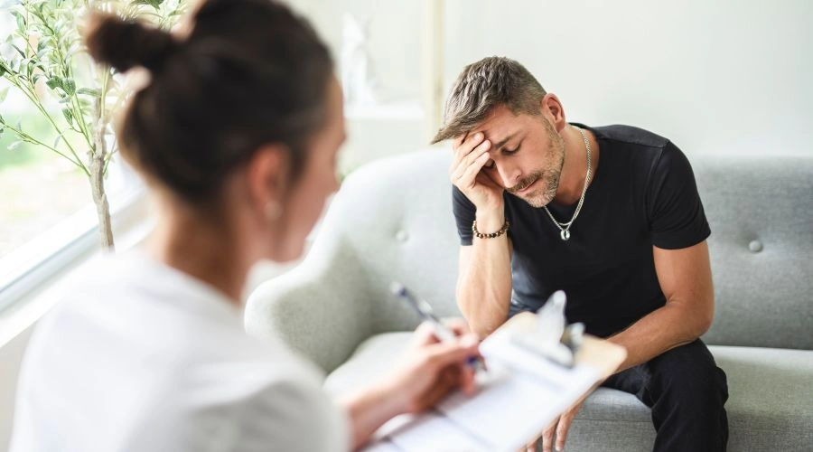 Image of doctor monitoring patient during medical detox to manage alcohol withdrawal safely