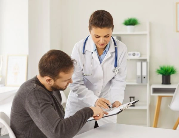 Image of a doctor explaining methadone treatment options to a male patient