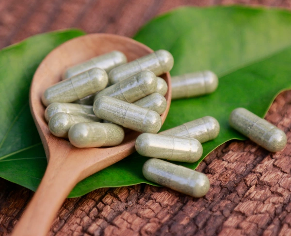 Image of kratom leaves and capsules