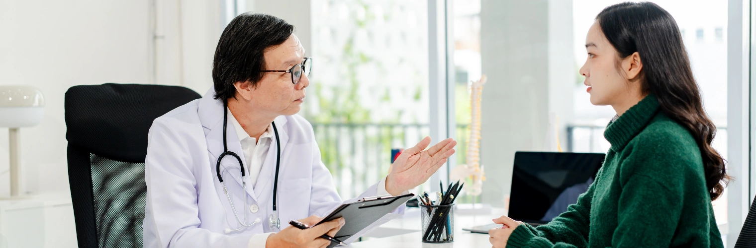 Image of a medical professional monitoring a patient during detox treatment, ensuring safe withdrawal from kratom in a supportive clinical setting