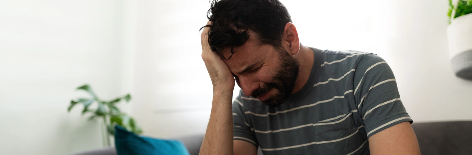 Image of a man struggling with the physical and psychological effects of opioid-like addiction and dependence on kratom derivatives Image of a man struggling with the physical and psychological effects of opioid-like addiction and dependence on kratom derivatives