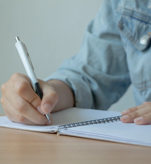 Image of an open journal and pen on a table representing the seven therapeutic mental health journaling prompt categories Image of an open journal and pen on a table representing the seven therapeutic mental health journaling prompt categories