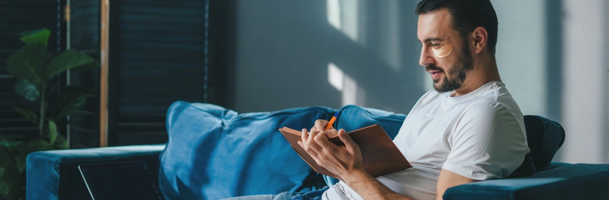 Image of a person reviewing handwritten notes before a conversation Image of a person reviewing handwritten notes before a conversation
