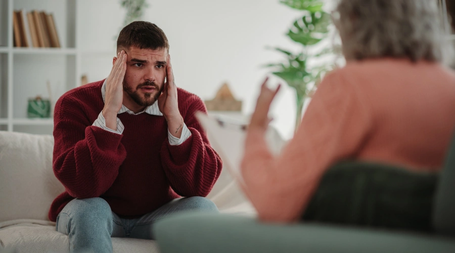 Image of a therapist and patient in an individual session providing treatment support for kratom use and addiction